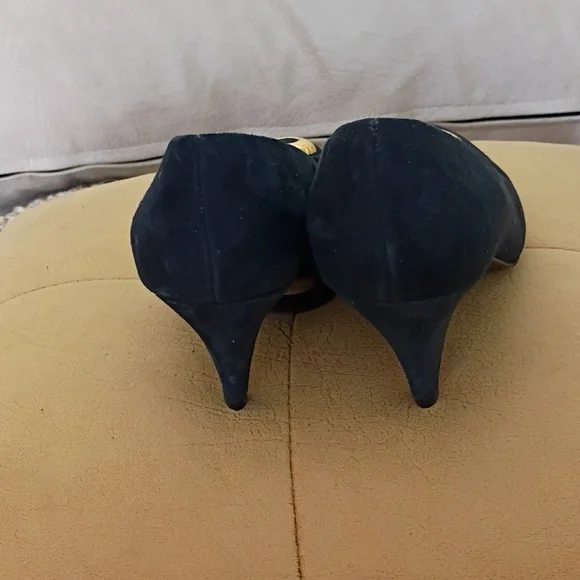 NWT.Selby Vintage Navy Heels with Gold Accent - Picture 4 of 10